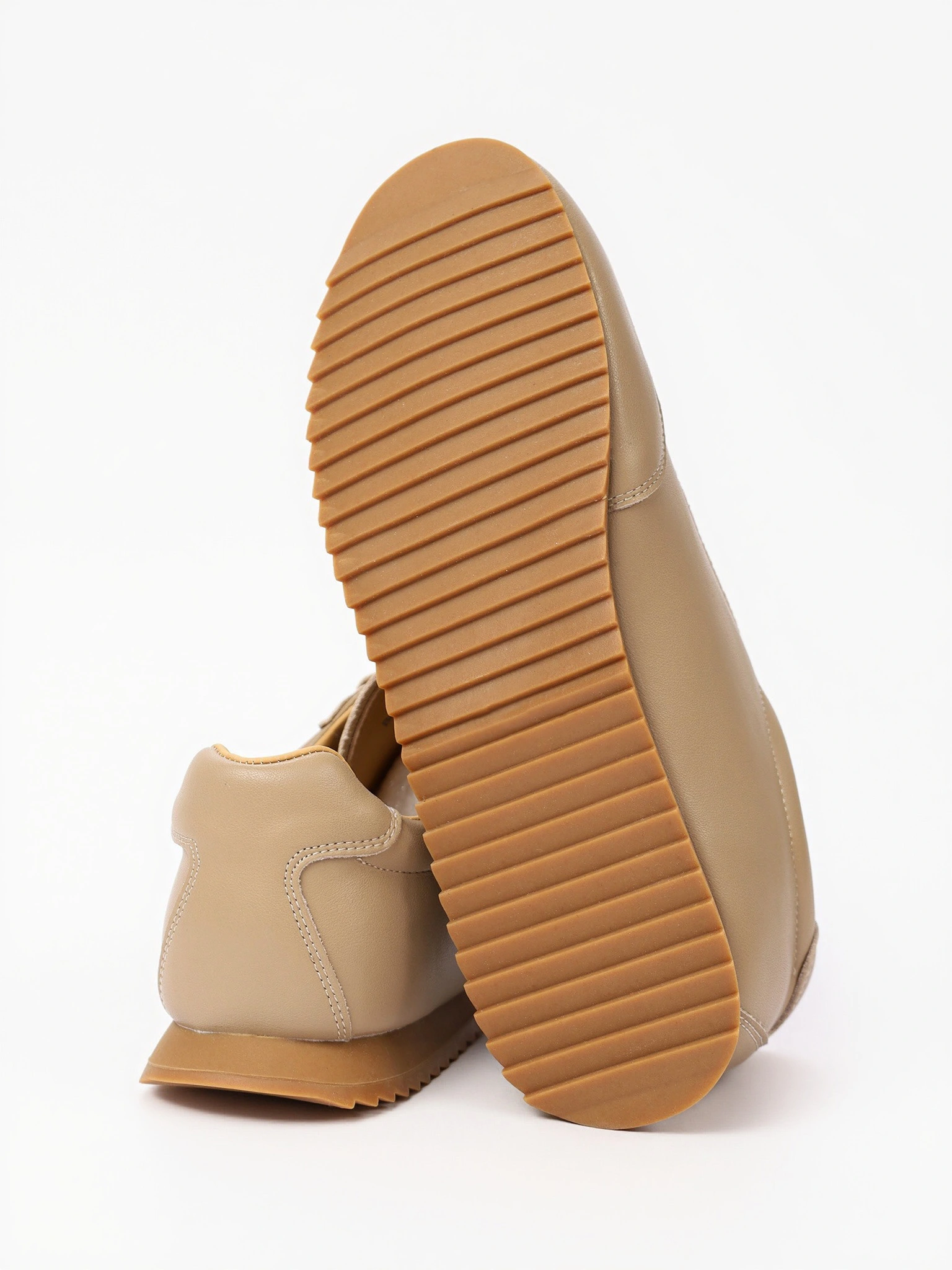 Кеды бежевого цвета на низкой подошве